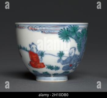 Coppa del vino con bambini in gara, 1465–87. Cina, provincia di Jiangxi, Jingdezhen, dinastia Ming (1368-1644), marchio e periodo di Chenghua (1465-1487). Porcellana con decoro smalto smalto e blu smalto, docai ('colori Uniti'); totale: 4.8 cm (1 7/8 poll.). Foto Stock