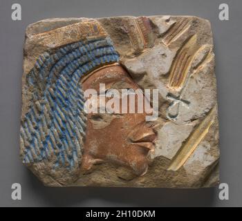 Talatat: Ritratto di Nefertiti, c. 1353–1347 A.C. Egitto, Karnak, nuovo Regno, Dinastia 18, regno di Amenhotep IV, 1353-1337 a.C. Arenaria verniciata; totale: 21.5 x 24.3 cm (8 7/16 x 9 9/16 poll.). Foto Stock