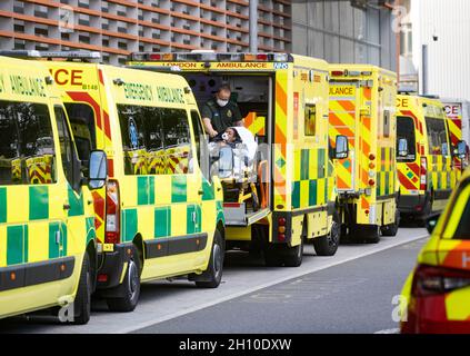 Londra, Regno Unito. 15 ottobre 2021. Code di ambulanze e un flusso costante di arrivi al Whitechapel Hospital. Poco meno di 38,000 nuovi casi di Covid sono stati segnalati il 14 ottobre. Il sistema NHS è sottoposto a una pressione grave con un grande ritardo di pazienti per le operazioni di routine. Credit: Mark Thomas/Alamy Live News Foto Stock