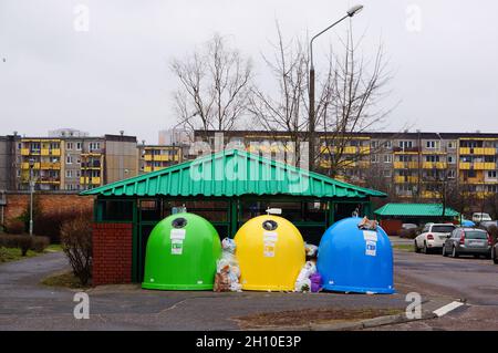 POZNAN, POLONIA - 25 gennaio 2015: I tre contenitori di rifiuti di fronte agli edifici di Poznan, Polonia Foto Stock