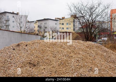 POZNAN, POLONIA - 25 gennaio 2015: Una collina di sabbia in edifici di appartamenti a Poznan, Polonia Foto Stock