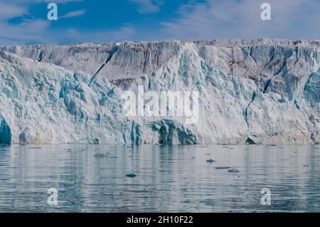 Il ghiacciaio di Lilliehook si riflette sulle acque artiche di Lilliehookfjorden. Lilliehookfjorden, Spitsbergen Island, Svalbard, Norvegia. Foto Stock