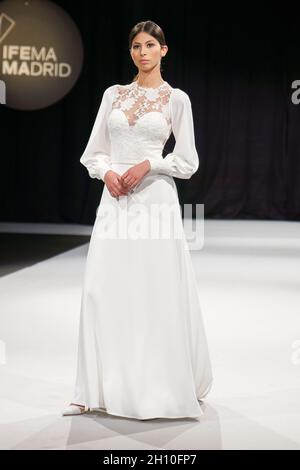 Madrid, Spagna. 15 ottobre 2021. Una parte modello della sfilata di Hannibal Laguna si sposa durante la passerella dei matrimoni 1001 a Ifema. Credit: SOPA Images Limited/Alamy Live News Foto Stock