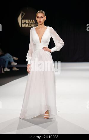 Madrid, Spagna. 15 ottobre 2021. Una parte modello della sfilata di Hannibal Laguna si sposa durante la passerella dei matrimoni 1001 a Ifema. Credit: SOPA Images Limited/Alamy Live News Foto Stock