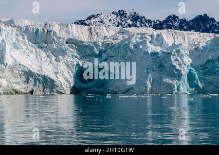 Il ghiacciaio di Lilliehook si riflette sulle acque artiche di Lilliehookfjorden. Lilliehookfjorden, Spitsbergen Island, Svalbard, Norvegia. Foto Stock