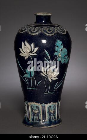 Prunus Vase (Meiping) con fiore di loto, fine del 1400. Cina, provincia di Jiangxi, forni Jingdezhen, dinastia Ming (1368-1644). Porcellana con smalti policromi, articoli di fahua; diametro: 19 cm (7 1/2 in.); totale: 37.5 cm (14 3/4 in.). Foto Stock