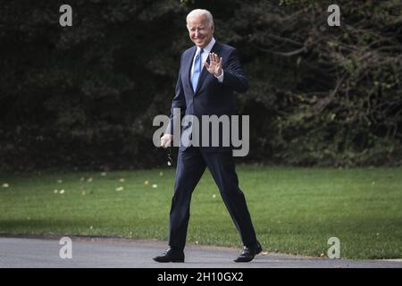 Washington, Stati Uniti. 15 ottobre 2021. Il presidente Joe Biden Waves mentre cammina a bordo di Marine One sul South Lawn per la partenza dalla Casa Bianca a Washington, DC, il 15 ottobre 2021. Biden sta viaggiando verso Hartford and Storrs, Connecticut. Photo by Oliver Contreras/Pool/ABACAPRESS.COM Credit: Abaca Press/Alamy Live News Foto Stock