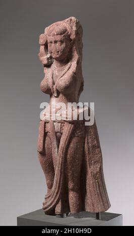 Natura Divinità (Yakshi), c. AD 75. India, Mathura, periodo di Kshatrapa (c. 20 BC-AD 114). Pietra arenaria rossa a chiazze; totale: 127.6 x 49 x 25.4 cm (50 1/4 x 19 5/16 x 10 poll.). Foto Stock