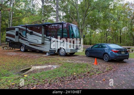 Tiffin Allegro Open Road classe Un motorhome nel campeggio al Tombigbee state Park vicino Tupelo, Mississippi Foto Stock