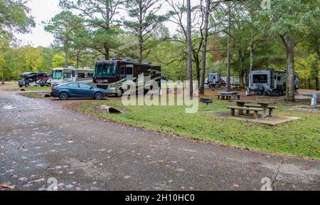 Tiffin Allegro Open Road classe Un motorhome nel campeggio al Tombigbee state Park vicino Tupelo, Mississippi Foto Stock