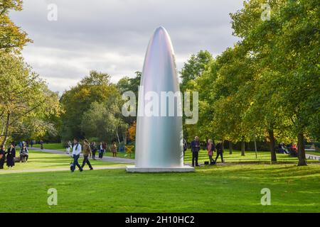 Londra, Regno Unito. 15 ottobre 2021. 'Quantum Shift (Parabolic Monolith Sirius Titanium)' di Gisela Colon, parte della mostra all'aperto Frieze Sculpture nel Parco Regent. Credit: Vuk Valcic/Alamy Live News Foto Stock