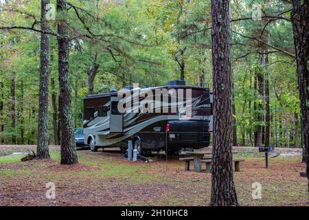 Tiffin Allegro Open Road classe Un motorhome nel campeggio al Tombigbee state Park vicino Tupelo, Mississippi Foto Stock