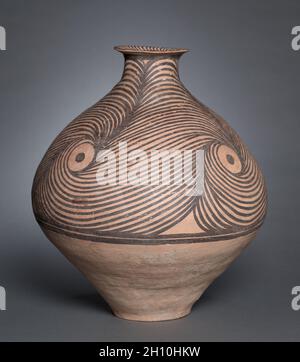 Vaso con design a spirale, 3300-2650 A.C. Cina nord-occidentale, periodo Neolitico, cultura Majiayao, Majiayao fase (3300-2650 a.C.). Coccio con slip-decorazione pittorica; diametro: 39,1 cm (15 3/8 in.), in totale: 45,2 cm (17 13/16 in.). Foto Stock