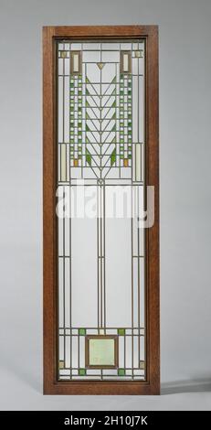 Finestra di rivestimento, c.. 1904. Progettato da Frank Lloyd Wright (americano, 1867-1959), prodotto da Linden Glass Co. (Americano). Lastre di vetro con terminali in telaio metallico; totale: 105.1 x 28.5 cm (41 3/8 x 11 1/4 poll.). Foto Stock