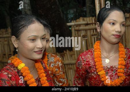 I giovani uomini e le donne Rakhain si riuniscono per giocare con l'acqua al Bazar di Cox in Bangladesh. Dopo il gioco le ragazze stanno wating per il gioco seguente. Foto Stock