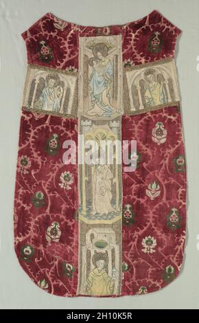 Casuble Back con Orphrey Band ricamato, 1415-1425. Italia (terreno casuble); Austria, Graz (orphrey). Velluto policromo: Pelo tagliato e svuotato; Ricamo: Seta, filo d'oro e d'argento; cuciture spaccate e cucite; tuta: 122.2 x 73.7 cm (48 1/8 x 29 poll.). Foto Stock