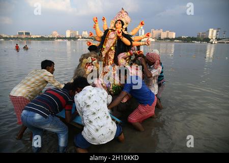 Howrah, India. 15 ottobre 2021. Durga idol cerimonia di immersione dopo la fine di Durga Puja alla riva del fiume Gange in mezzo 2 ° anno di Covid-19 pandemia. Il culto della Dea Durga in autunno è il più grande festival indù annuale di più giorni nel nord-est dell'India. (Foto di Biswarup Gangully/Pacific Press) Credit: Pacific Press Media Production Corp./Alamy Live News Foto Stock