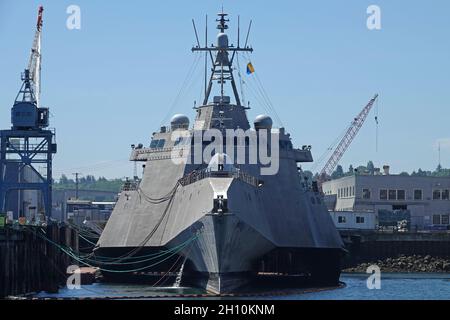 Seattle, WA / USA - 23 giugno 2021: La nave da combattimento litoranea della Marina degli Stati Uniti (LCS) 'Gabrielle Giffords' è mostrata ancorata durante una giornata estiva. Foto Stock