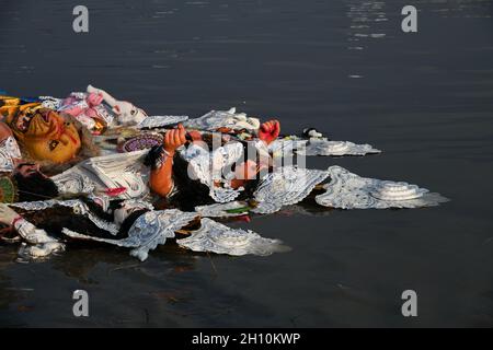 Howrah, India. 15 ottobre 2021. Durga idol cerimonia di immersione dopo la fine di Durga Puja alla riva del fiume Gange in mezzo 2 ° anno di Covid-19 pandemia. Il culto della Dea Durga in autunno è il più grande festival indù annuale di più giorni nel nord-est dell'India. (Foto di Biswarup Gangully/Pacific Press) Credit: Pacific Press Media Production Corp./Alamy Live News Foto Stock