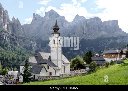 Corvara - Agosto: Chiesa di San Vigilio a Colfosco, Dolomiti, Italia Foto Stock