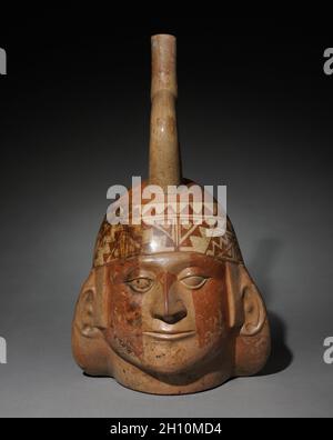 Ritratto di recipiente di testa, c. 200-550. Perù, Costa Nord, stile Moche (50-800). Coccio con colorato scivola; complessivo: 32 x 18,6 x 19,3 cm (12 5/8 x 7 5/16 x 7 5/8 in.). Foto Stock