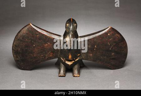 Bird Standard, inizio a metà del 1900. Africa, Africa occidentale, Côte d'Avorio, carver in stile senufo. Borchie in legno e tappezzeria; totale: 42 cm (16 9/16 poll.). Foto Stock