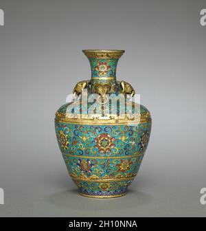 Vaso con tre montoni dei capi, 1736-1795. Cina, provincia di Jiangxi, Jingdezhen, dinastia Qing (1644-1911), Qianlong mark e regni (1736-1795). Smalto Cloisonné; diametro: 9,4 cm (3 11/16 in.); complessivo: 14 cm (5 1/2 in.). Foto Stock