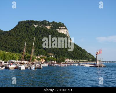 Porto di Garda o Porto e Rocca di Garda in un giorno estivo Foto Stock