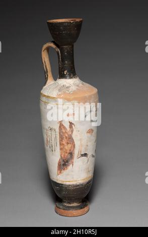 Lekythos macinato bianco (serbatoio dell'olio): Luratori a Tomba, c.. 400 a.C., con pittura moderna. Grecia, Attico. Ceramica; totale: 39.4 cm (15 1/2 poll.). Foto Stock