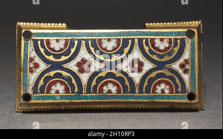 La placca, probabilmente da un reliquiario Santuario, c. 1180-1190. Germania, Valle del Reno, Colonia, periodo romanico, del XII secolo. Rame dorato, champlevé e smalto cloisonné; complessivo: 4,3 x 8,9 cm (1 11/16 x 3 1/2 in.). Foto Stock