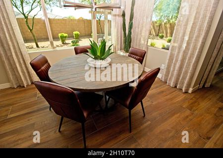 Tavola rotonda in legno con centratura in cucina zona pranzo Foto Stock