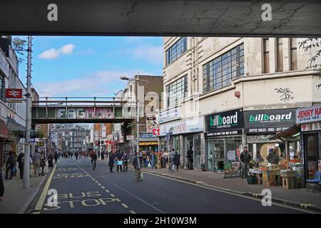 Rye Lane, Peckham, sud di Londra. Trafficata strada dello shopping nel cuore di questa zona famosa per la sua popolazione variegata. Presentato nel film del 2023 Rye Lane. Foto Stock