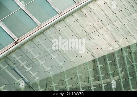 L'Hemisfèric (1998) particolare della facciata in vetro. Città delle arti e delle scienze. Progettato da Santiago Calatrava e Félix candela. València. Spagna Foto Stock