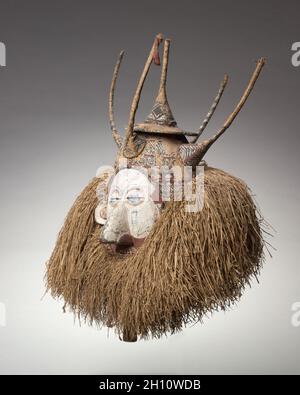 Maschera (ndeemba), primi del 1900. Africa, Africa Centrale, Repubblica Democratica del Congo, Yaka carver. Legno, rafia, vernice e cotone; totale: 47 cm (18 1/2 poll.). Foto Stock