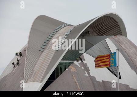 Opere di riforma (nel 2014) per rimuovere il 'trencadís' sul tetto e la facciata del Palau de les Arts Reina Sofia (costruito nel 2005). Città delle arti e della scienza Foto Stock