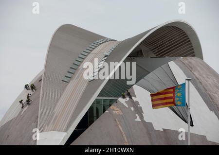 Opere di riforma (nel 2014) per rimuovere il 'trencadís' sul tetto e la facciata del Palau de les Arts Reina Sofia (costruito nel 2005). Città delle arti e della scienza Foto Stock