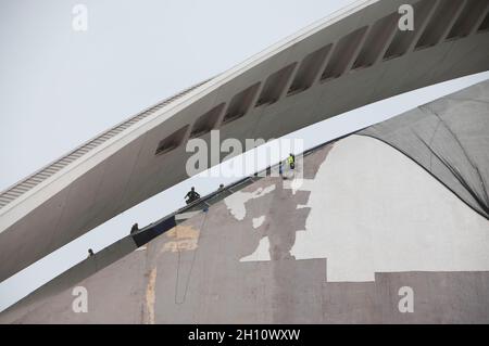 Opere di riforma (nel 2014) per rimuovere il 'trencadís' sul tetto e la facciata del Palau de les Arts Reina Sofia (costruito nel 2005). Città delle arti e della scienza Foto Stock