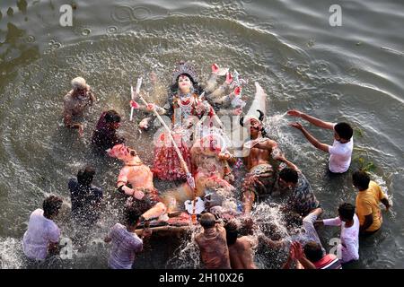 Dhaka, Bangladesh. 15 ottobre 2021. I devoti indù immergono un idolo di argilla della dea indù Durga nel fiume Buriganga l'ultimo giorno del festival Durga Puja a Dhaka. (Foto di Piyas Biswas/SOPA Images/Sipa USA) Credit: Sipa USA/Alamy Live News Foto Stock