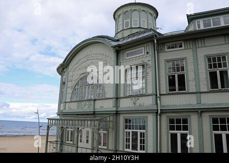 Stabilimento balneare di Emilija Racene sulla spiaggia di Jurmala in Lettonia Foto Stock