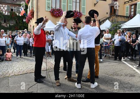 Tradizionale balli alsaziani folk nel villaggio di Turkheim durante la vendemmia Alsazia 2021 Foto Stock