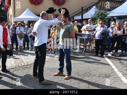 Uomini che suonano cappelli musicali con il gruppo tradizionale di ballo folk alsaziano nel villaggio di Turkheim durante la vendemmia alsaziana 2021 Foto Stock