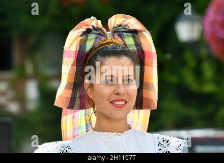 Ballerino tradizionale alsaziano con costume alsaziano nel villaggio di Turkheim durante la vendemmia alsaziana 2021 Foto Stock