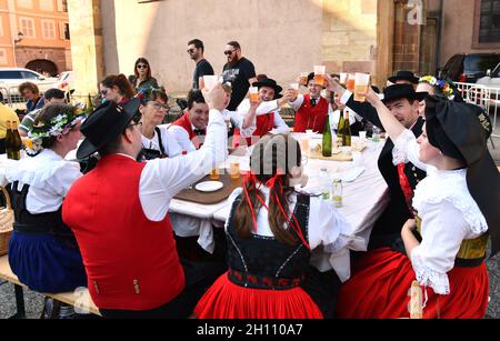 Tradizionale balli alsaziani folk nel villaggio di Turkheim durante la vendemmia Alsazia 2021 Foto Stock