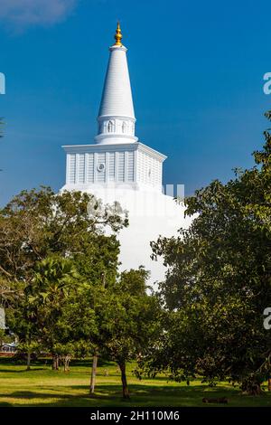 Ruwanwelisaya, una cetiya o stupa nella città sacra di Anuradhapura, Sri Lanka. Foto Stock