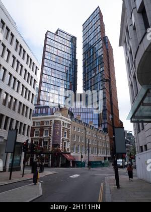 One Crown Place, One Crown Place Apartments, spazio per uffici di alta qualità, un hotel boutique e club per soci, con il pub Flying Horse Wilson Street London in primo piano Foto Stock