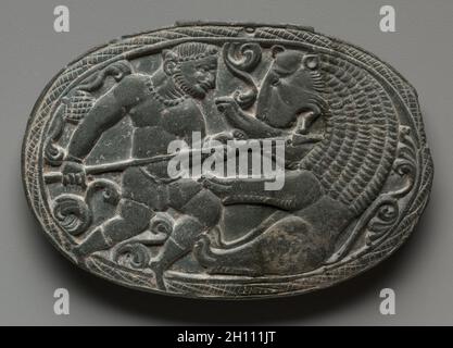 Coperchio con combattimento tra un uomo e un Leone, c.. AD 200s-300s. Pakistan, Gandhara, periodo di Kushan tardo (1 ° secolo-320). Steatite; totale: 9.8 x 14.2 cm (3 7/8 x 5 9/16 poll.). Foto Stock