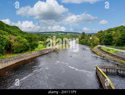 Vista sul fiume Trummel da Pitlochry Dam, Pitlochry, Scozia, Regno Unito Foto Stock