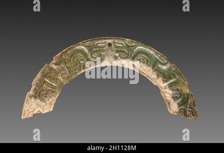 Arc pendente a forma di animale con maschera e interlacciato bande animale (Huang), 300-100 A.C. Cina, periodo di Stati belligeranti (475-221 a.C.) alla dinastia Han occidentali (202 BC-AD 9). Nephrite; complessivo: 12,8 cm (5 1/16 in.). Foto Stock