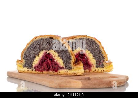 Due pezzi di strudel di papavero di ciliegio su un asse di legno, primo piano, isolato su bianco. Foto Stock