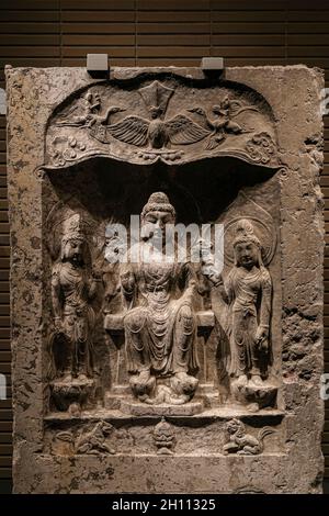 Arte antica pietra calcarea buddha triade in una statua di nicchia nel VIII secolo, dinastia Tang, tempio di Baoqingsi, Xi'an, provincia di Shaanxi, Cina Foto Stock